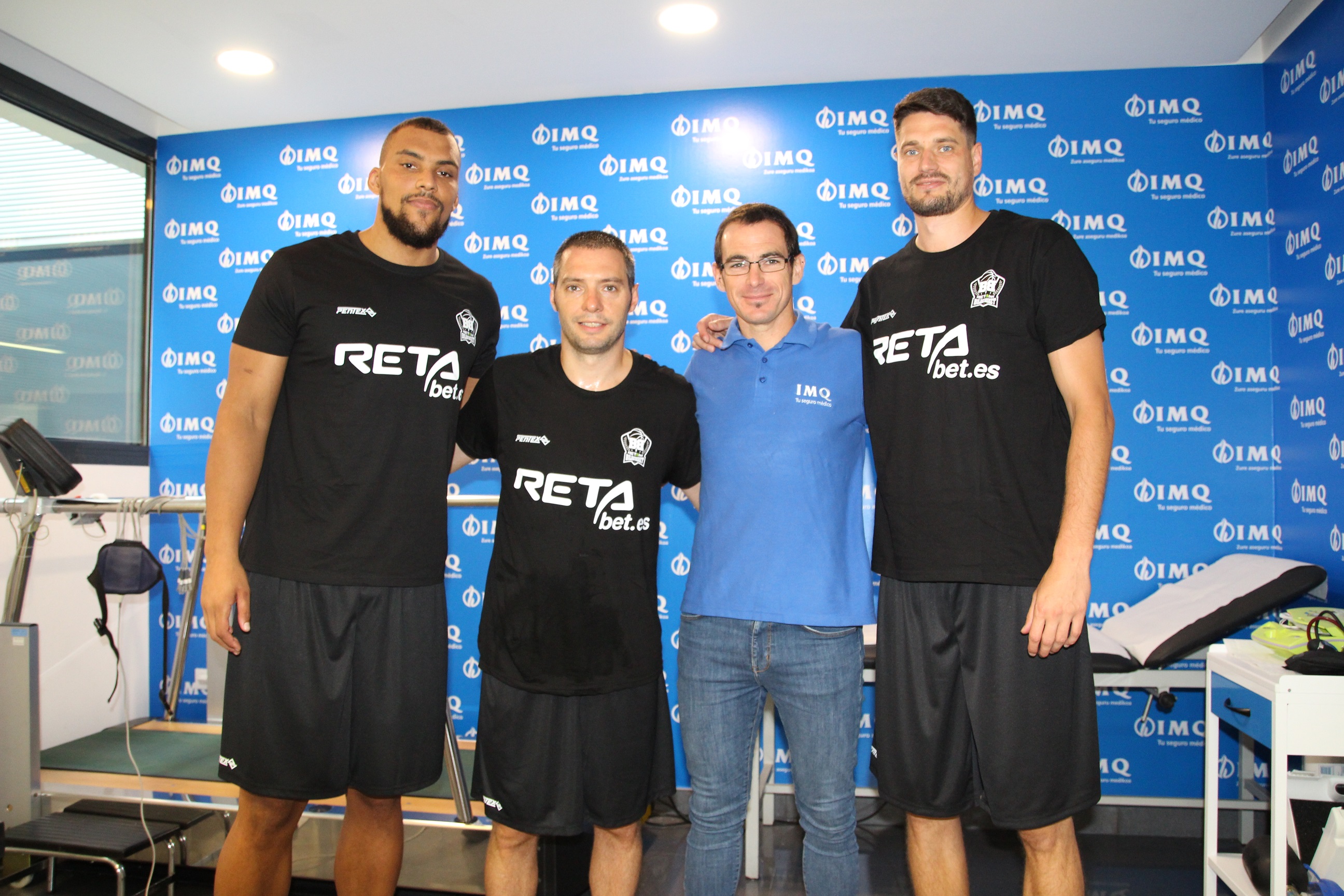 La plantilla del Bilbao Basket finaliza sus reconocimientos médicos en la unidad de medicina deportiva de la Clínica Zorrotzaurre 